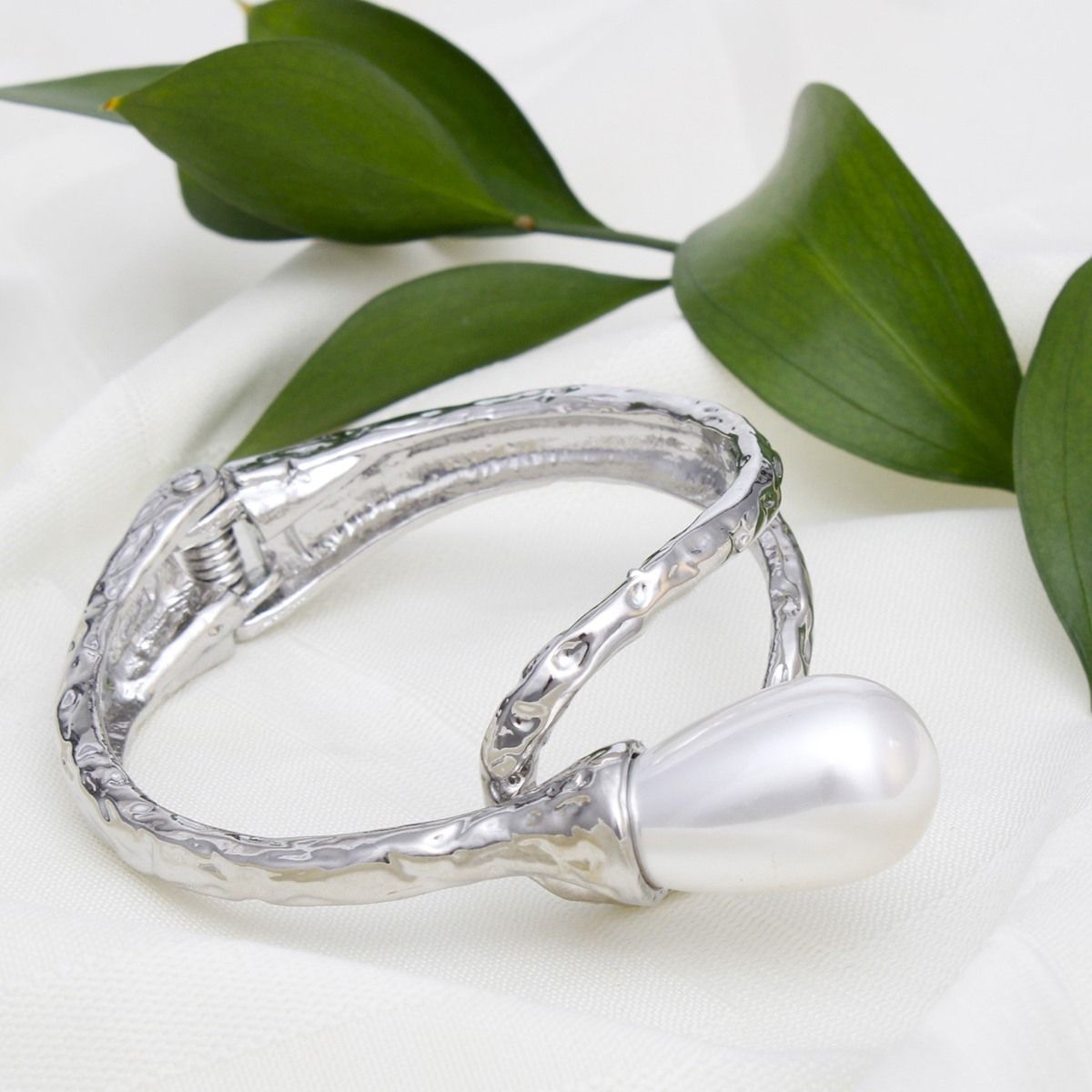 Cuff Teardrop White Pearl Silver Hinge Bracelet